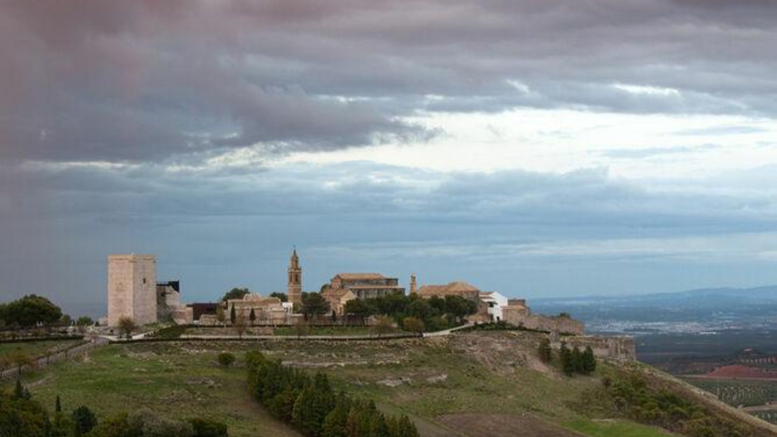 Vista del Cerro de San Cristóbal y su emblemático perfil desde El Radar