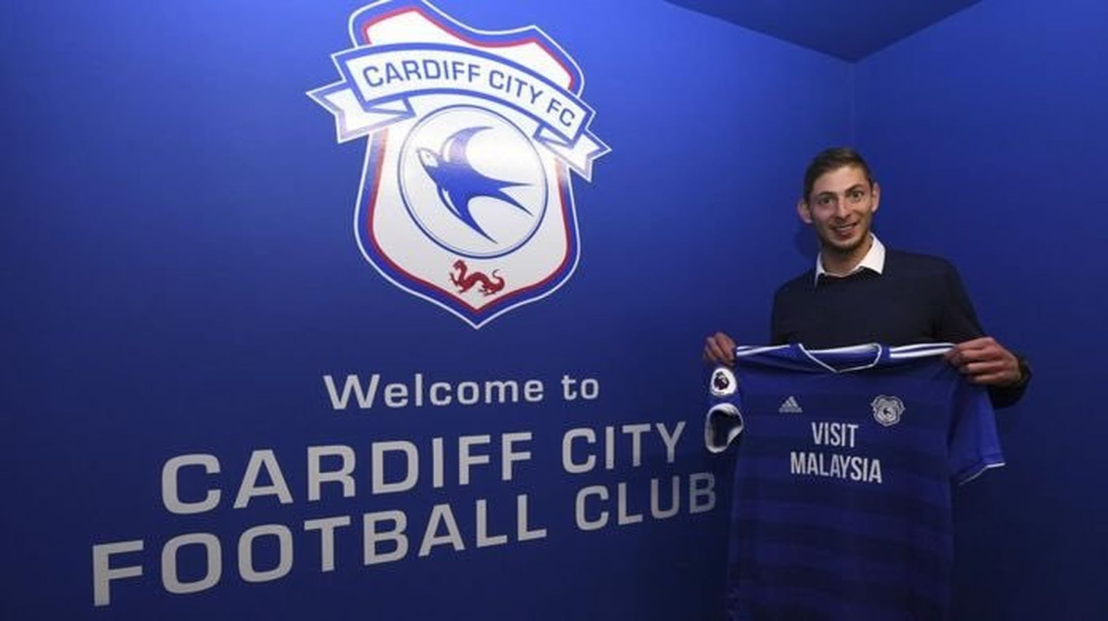 Emiliano Sala, posando con la camiseta del club galés
