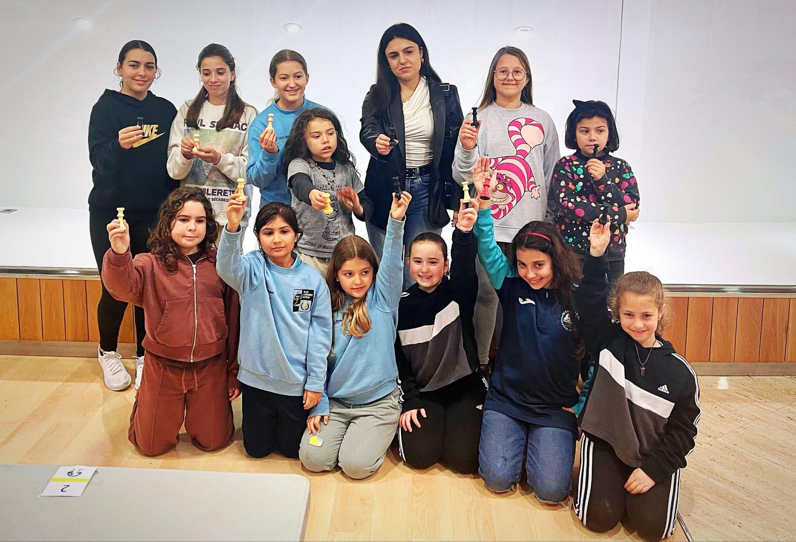 Las jugadoras que se dieron cita en la competición posan con motivo del Día Internacional de la Mujer.