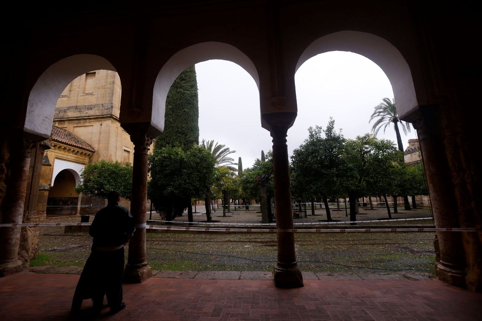El Patio de los Naranjos de la Mezquita-Catedral por la borrasca Leonardo, en imágenes