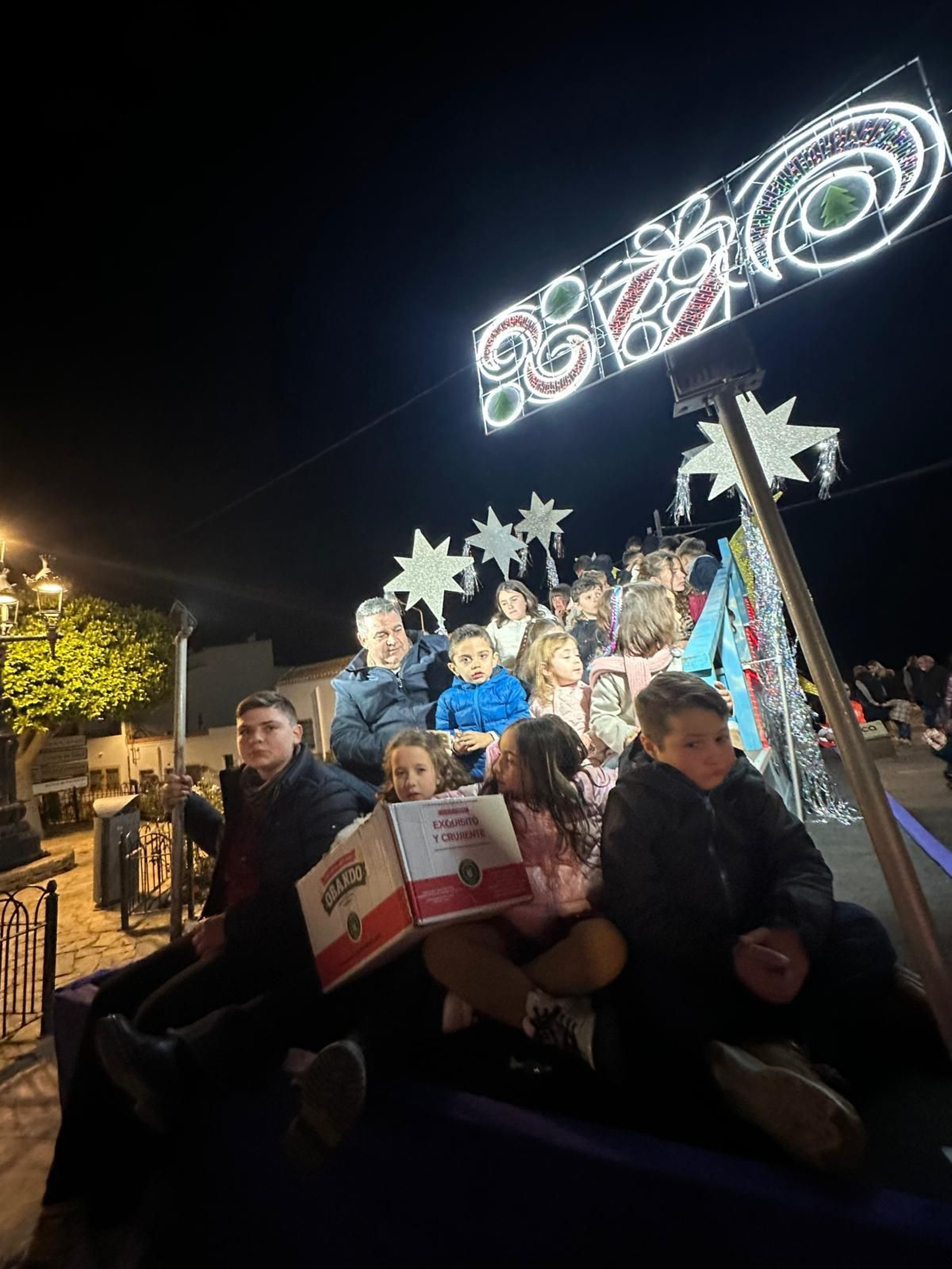 Todos los niños de Lucainena de las Torres salieron a la calle.