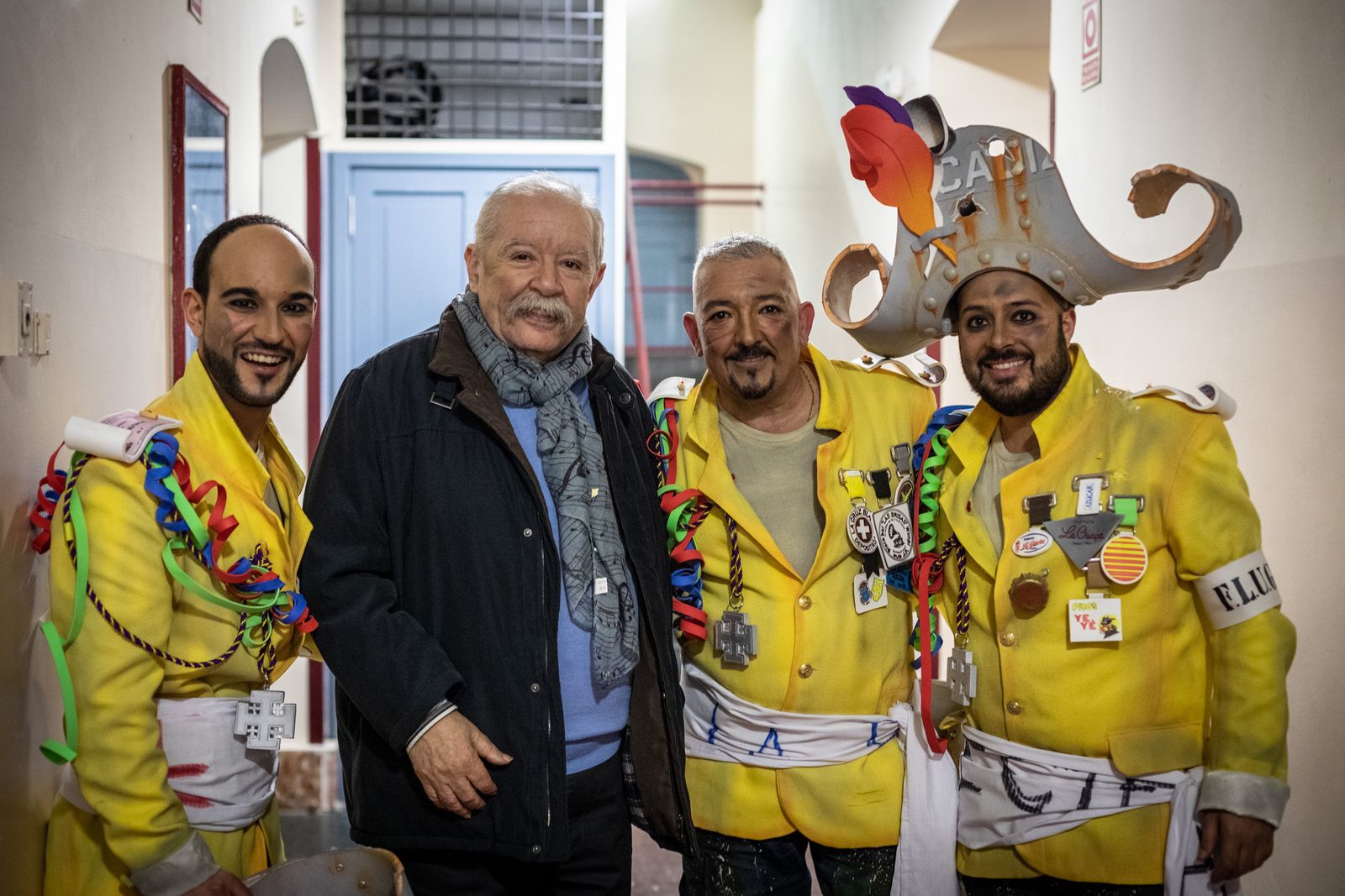 Julio Pardo con integrantes de su coro.