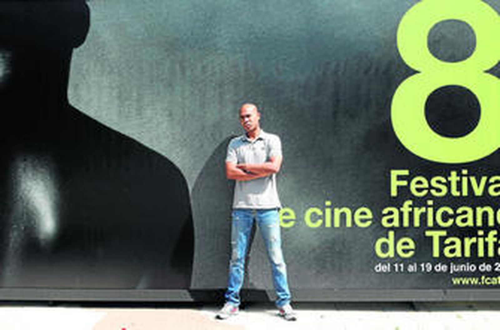 El cineasta Santiago Zannou, ante el cartel del Festival de Cine Africano de Tarifa.