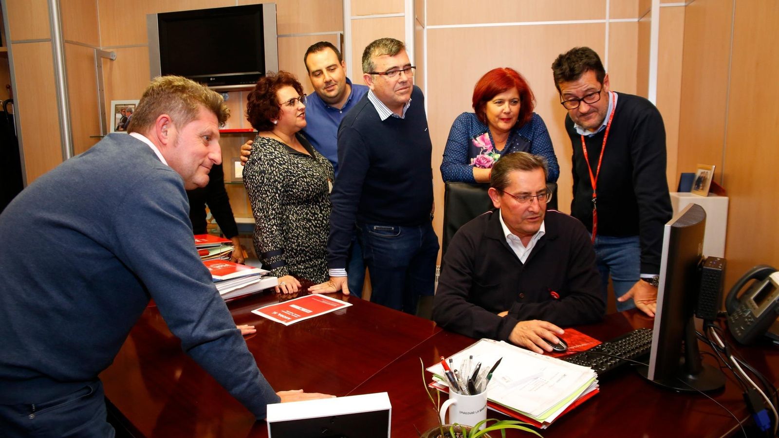 La cúpula del PSOE granadino siguiendo los resultados en la sede
