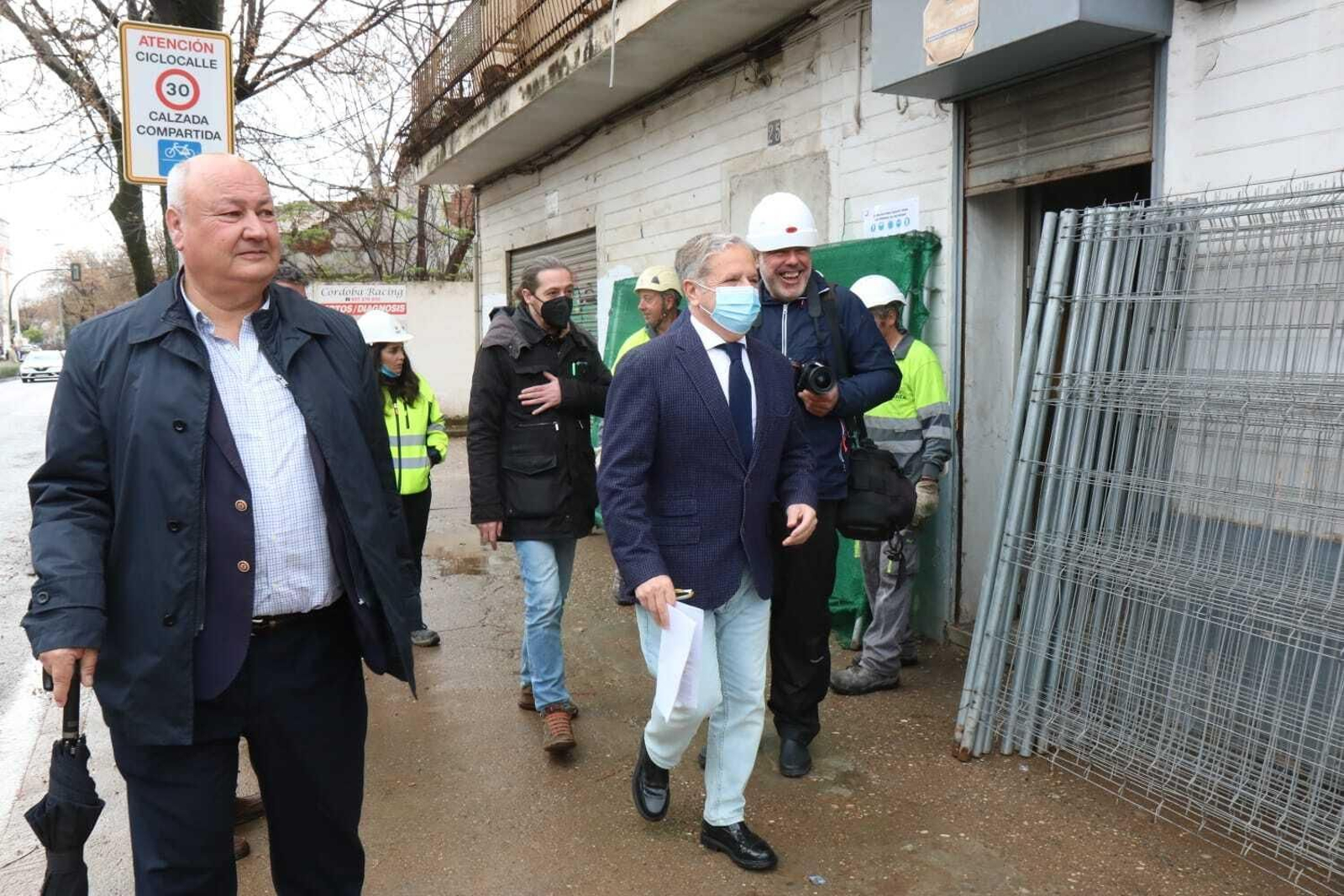 El presidente de la Gerencia Municipal de Urbanismo, Salvador Fuentes, visita los edificios a demoler de la calle Santa María de Trassierra. El presidente de la Gerencia Municipal de Urbanismo, Salvador Fuentes, visita los edificios a demoler de la calle Santa María de Trassierra.