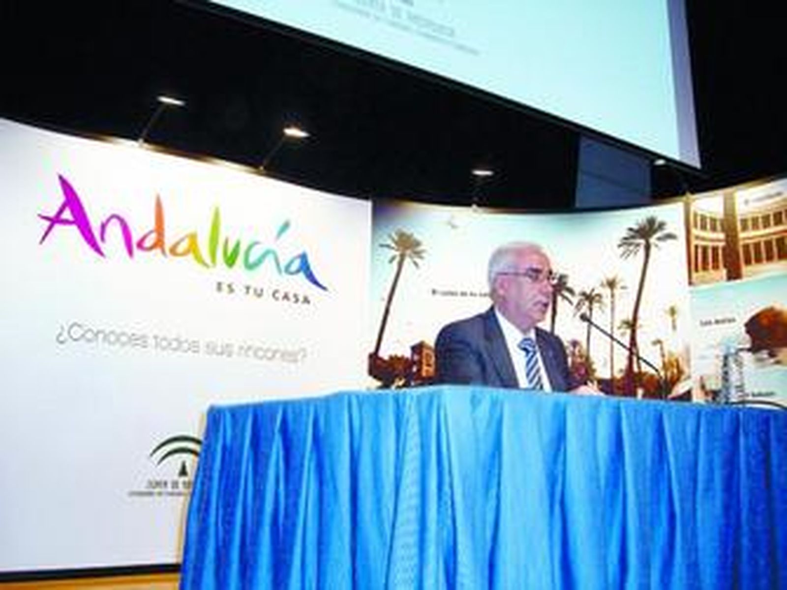 Luciano Alonso, en un momento de la presentación de la nueva campaña publicitaria, que persigue que los andaluces conozcan su región.