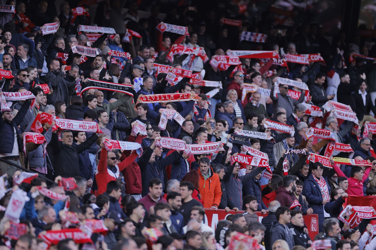 Búscate en las fotos del Sevilla - Girona