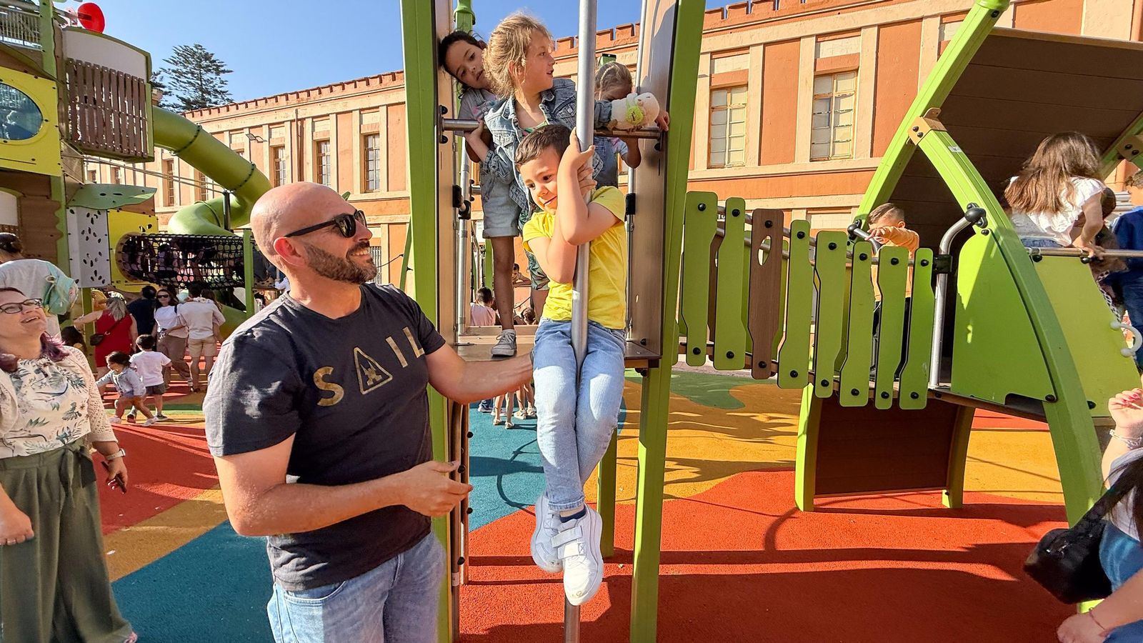 Las fotos de la inauguración del nuevo parque infantil junto al Conservatorio de La Línea
