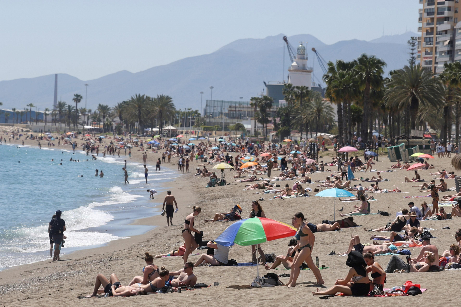 La llegada del terral a Málaga, en fotos