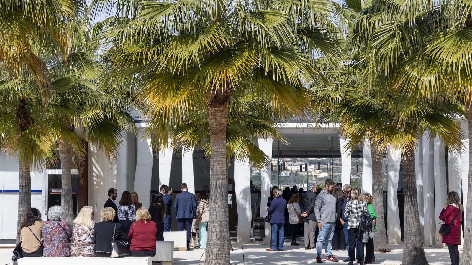 Numerosas personas se congregan en el exterior del tanatorio de San Pedro de Alcántara.