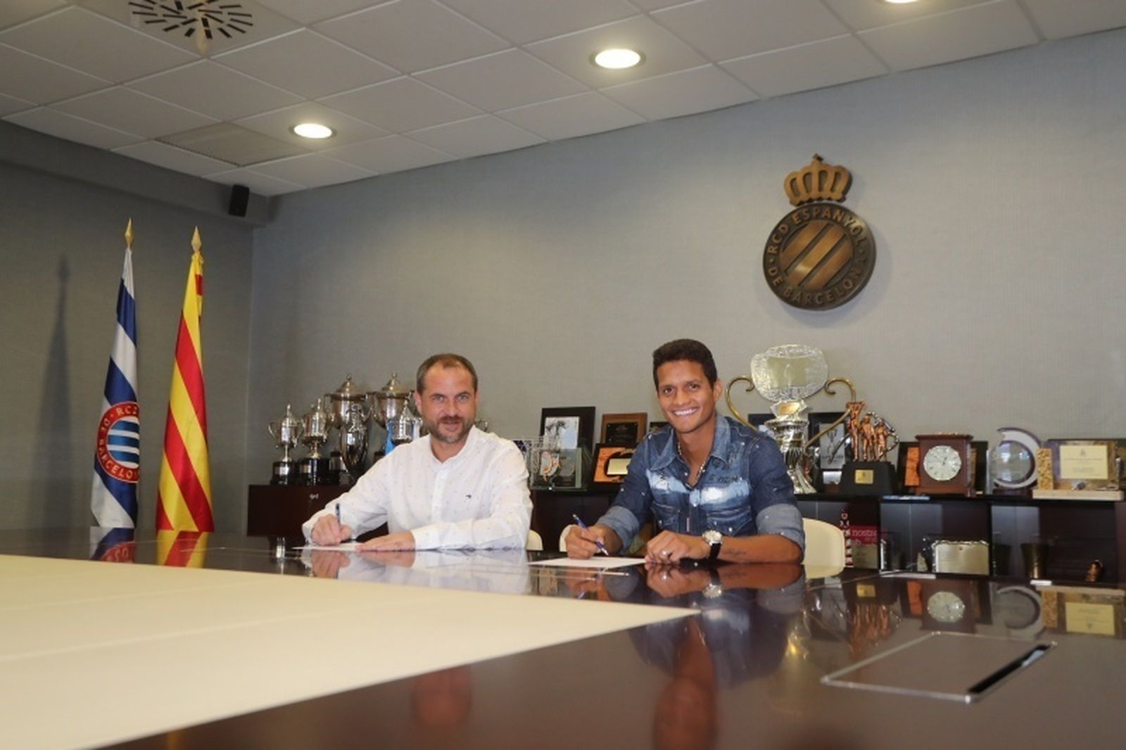 Roberto Rosales, firmando su contrato con el Espanyol.