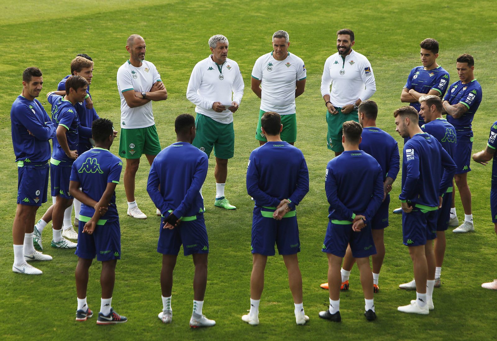 Setién dialoga con su plantilla en un entrenamiento.