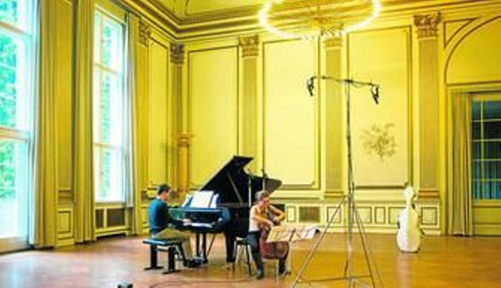 Sol Gabetta y Bertrand Chamayou durante la grabación de 'The Chopin Album'.