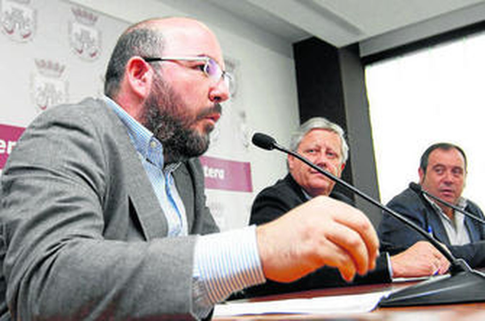 Un momento de la intervención de Juan Carlos Rodríguez, ayer junto al alcalde y el delegado de Cultura.