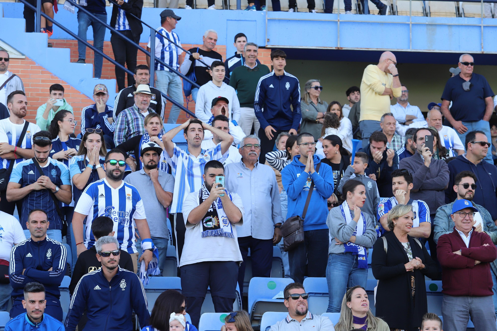Imágenes del gran ambiente en el Nuevo Colombino para ver el  Recre-Burgos