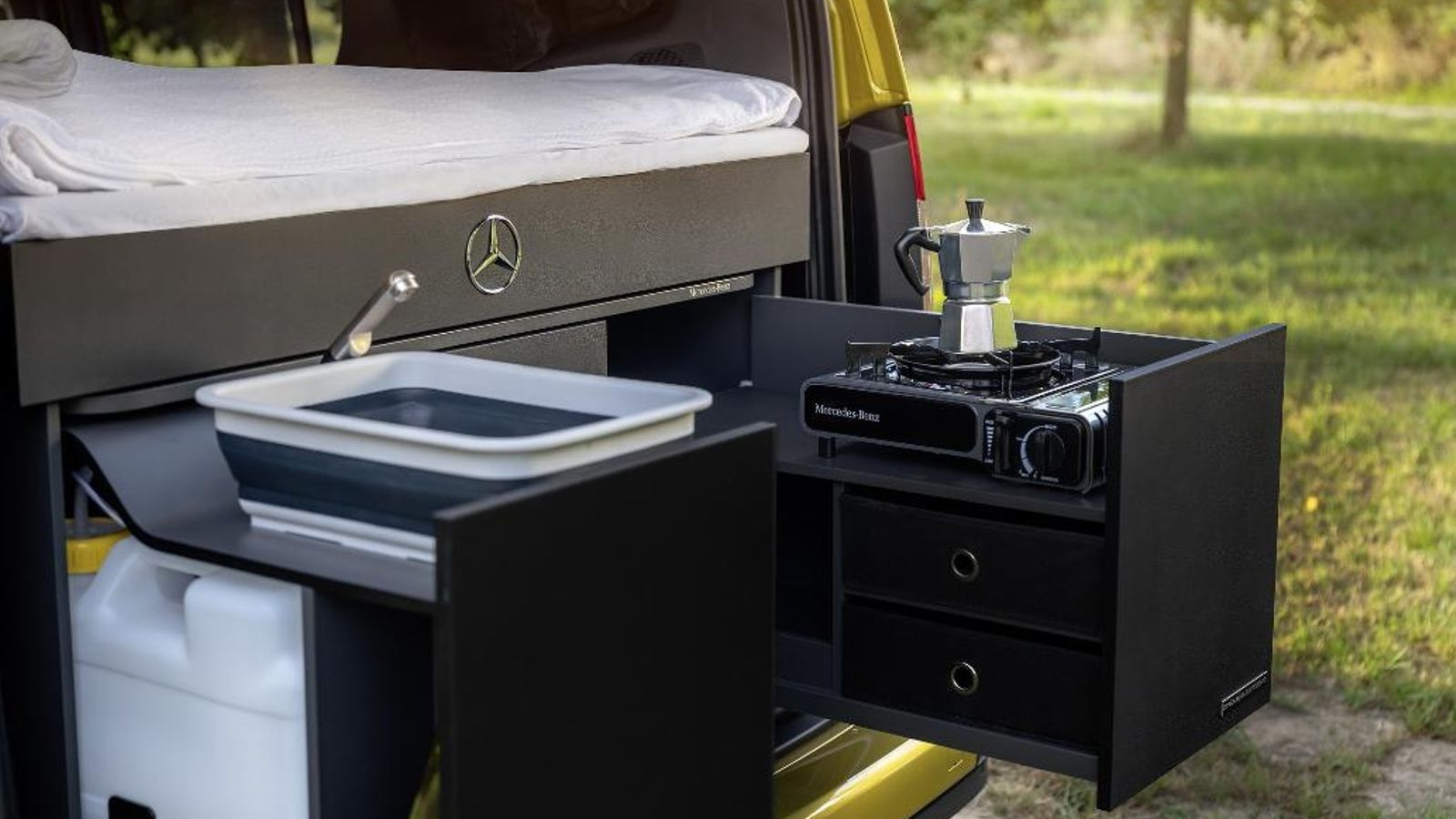 Los dos cajones extraíbles -y desmontables si no se van a usar- cuentan con la dotación imprescindible para cocinar: agua, fuego y espacio para la conservación de alimentos.