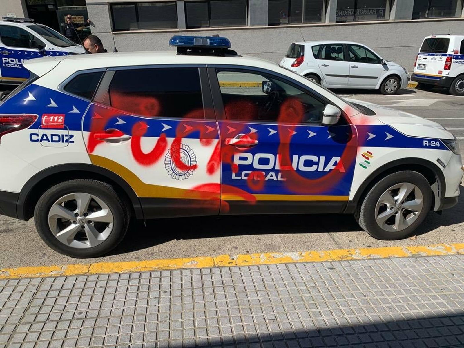 La Policía Local de Cádiz investiga unas pintadas en un vehículo oficial