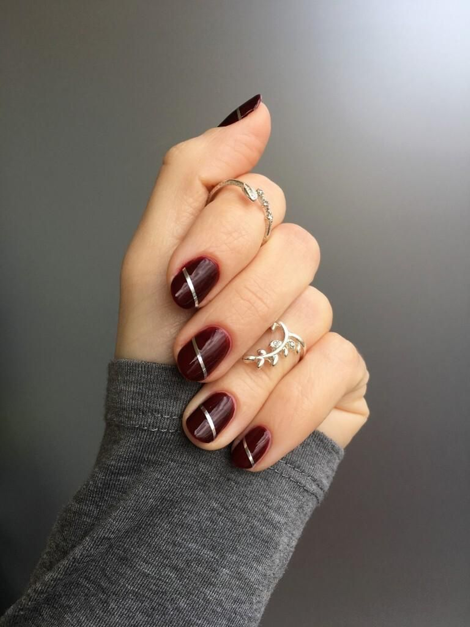 Manicura burdeos con detalles plateados. Manicura burdeos con detalles plateados.