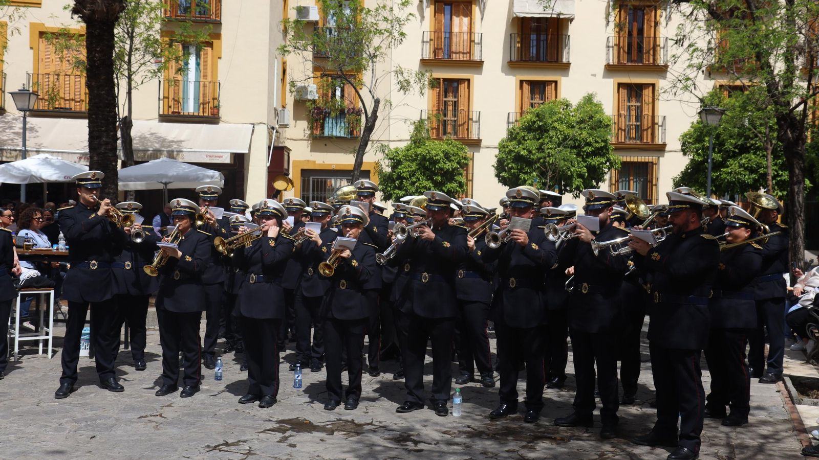Sevilla acaricia la Semana Santa en un Domingo de Pasión lleno de cultos
