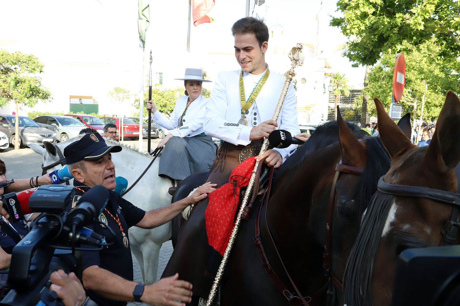 Un agente de la Policía organiza la salida de Emigrantes en 2019.