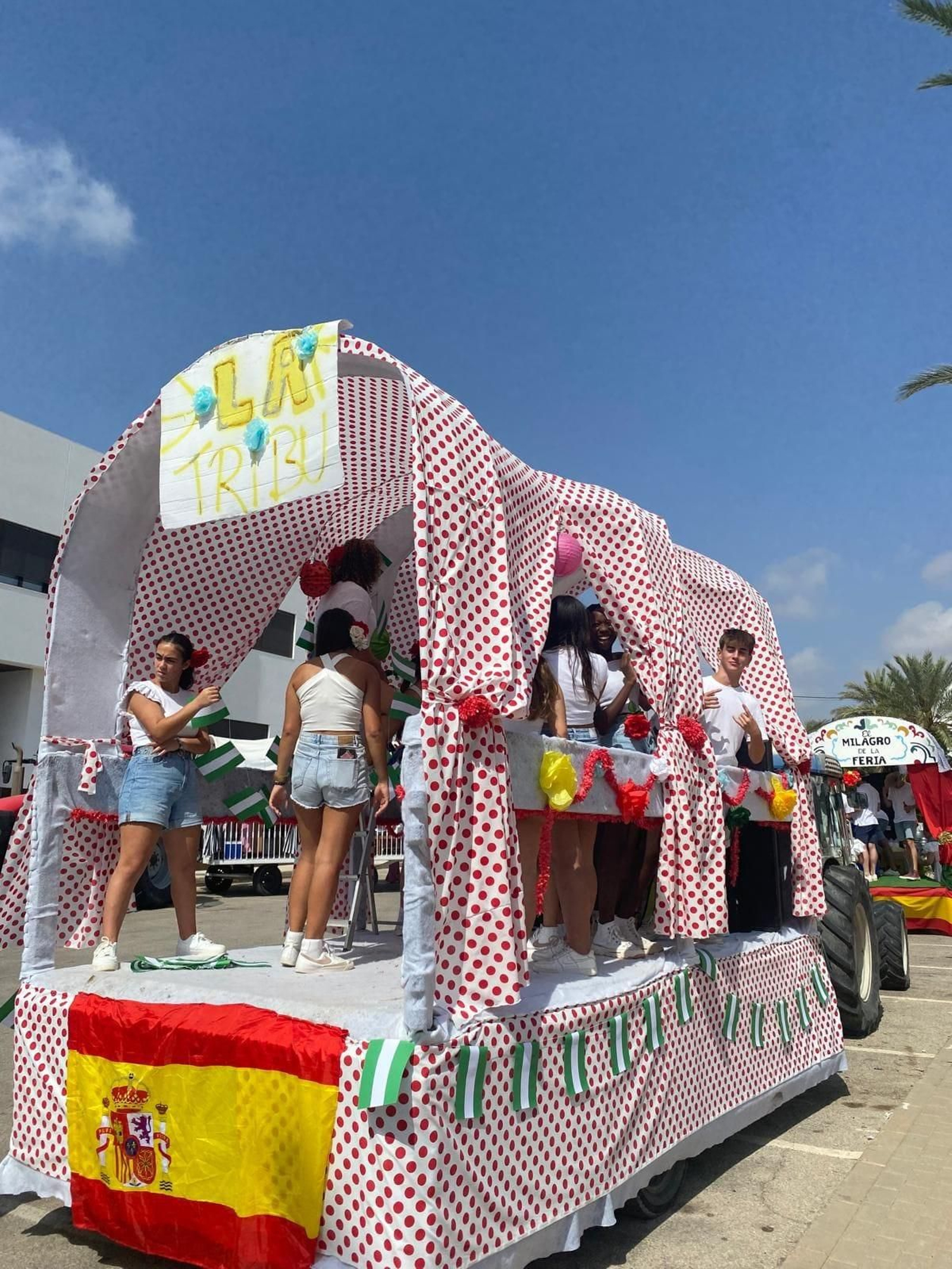 Una de las carrozas presentadas a concurso durante los días previos a las fiestas de Antas