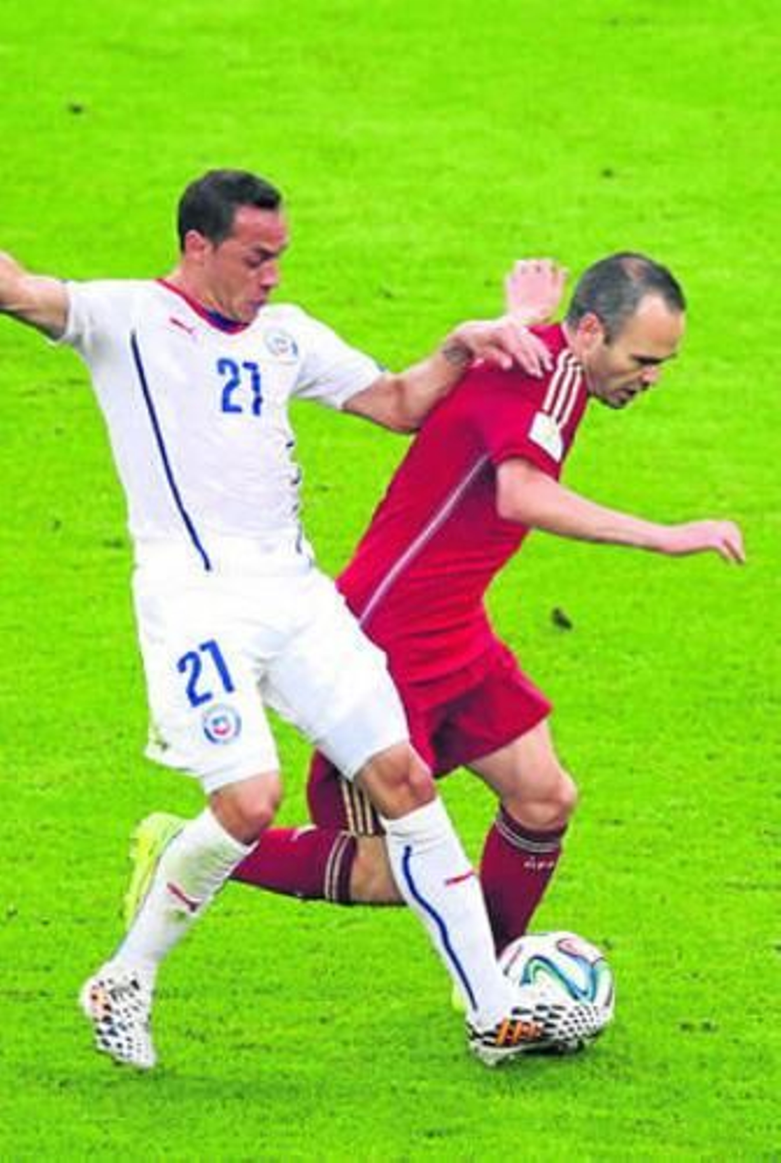 Marcelo Díaz hostiga a Iniesta hasta lograr arrebatarle el balón.