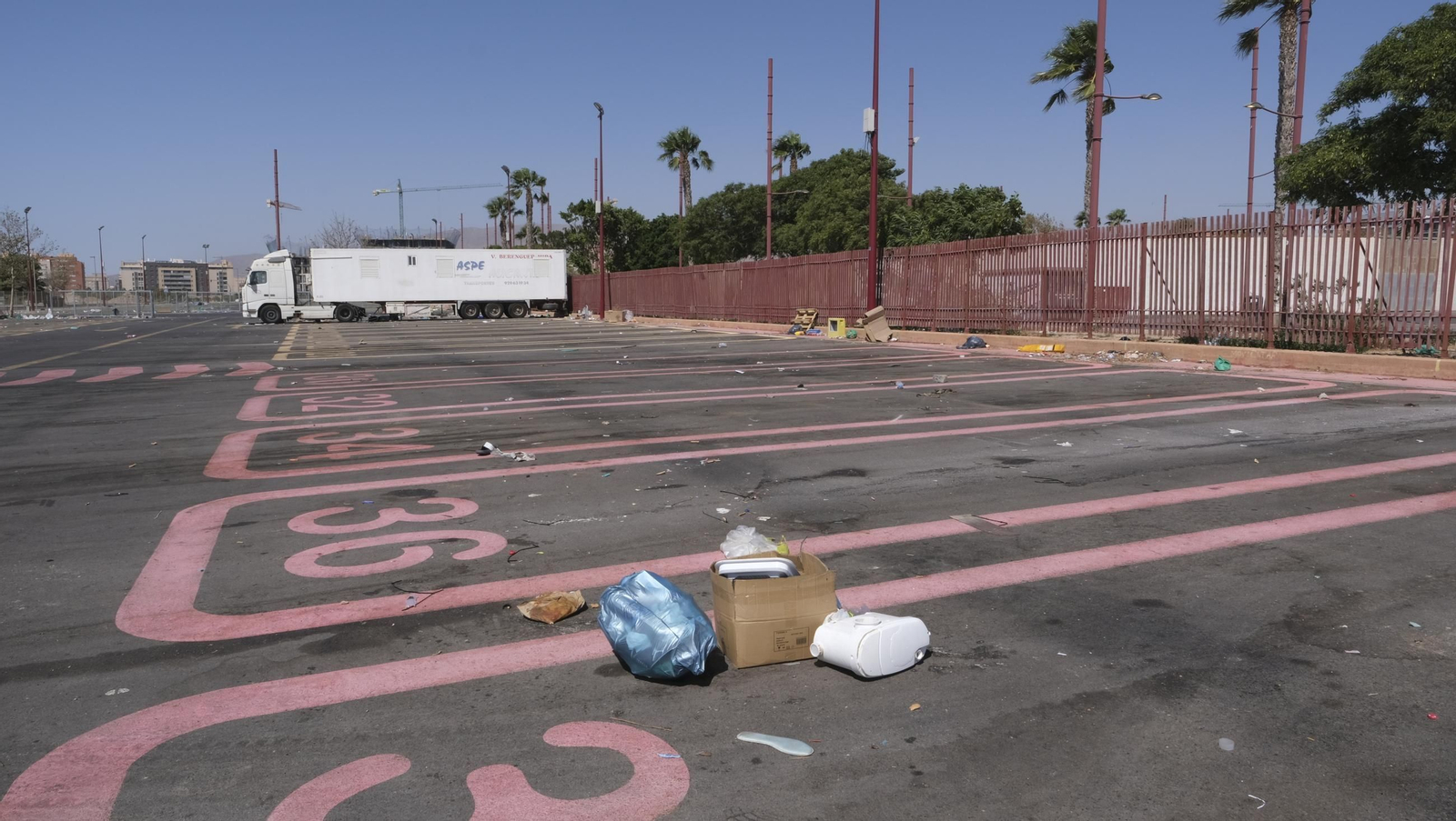 Fotos de la basura acumulada en el aparcamiento de los feriantes en la Vega de Acá
