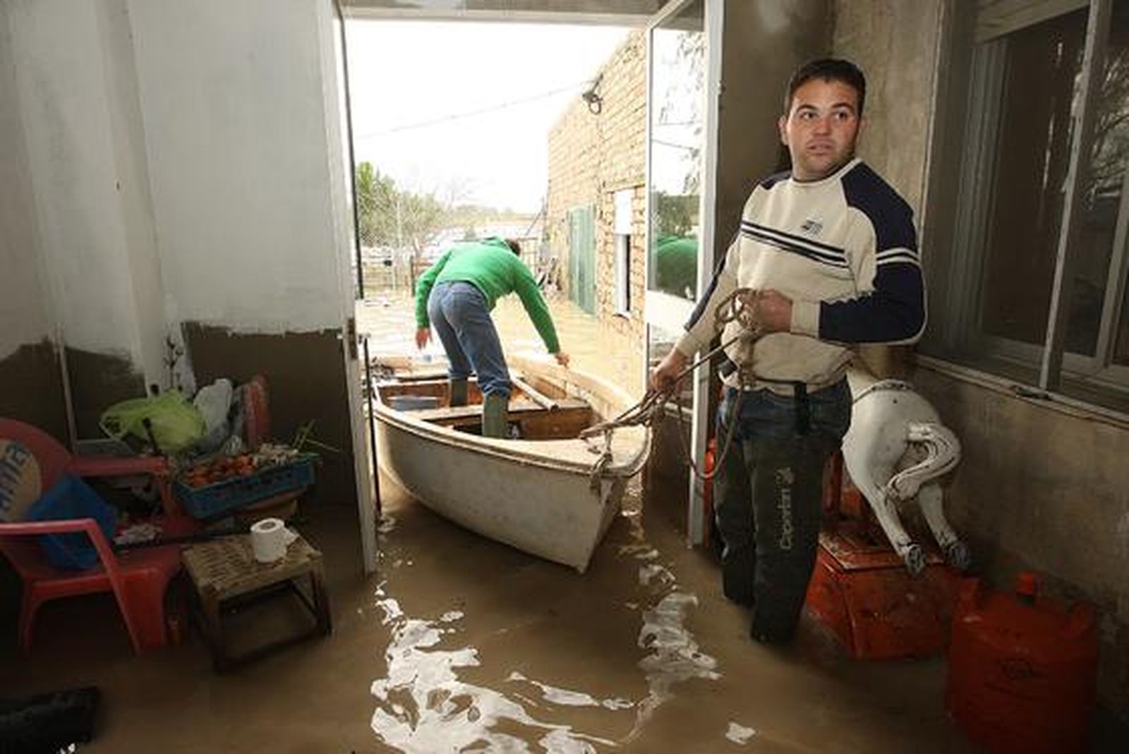 Los vecinos de Las Pachecas recurren a barcas para sacar sus pertenencias de las casas.

Foto: Juan Carlos Toro