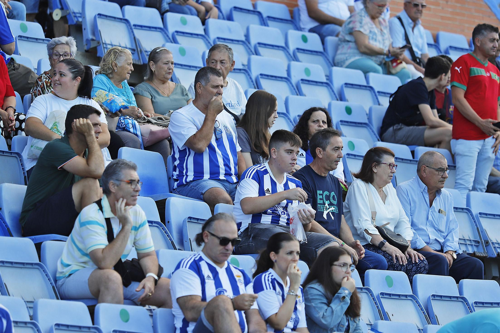 Imágenes del ambiente en el Recreativo de Huelva y Antequera CF