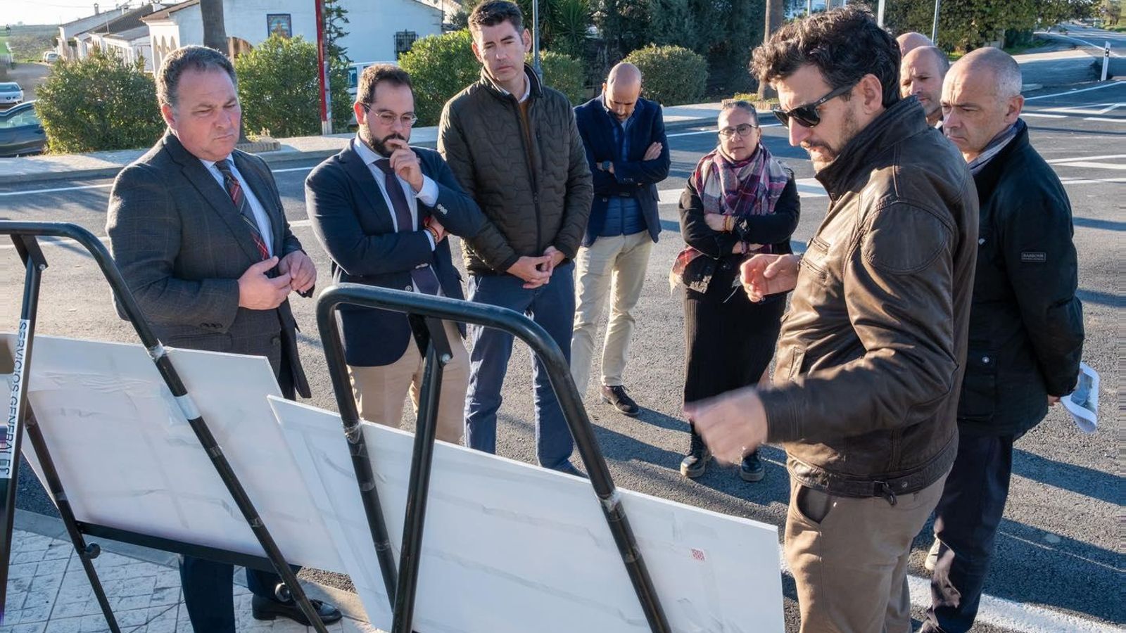 David Toscano, José Leñero y Manuel Cayuela en la carretera tras la rehabilitación de la carretera, en Beas.