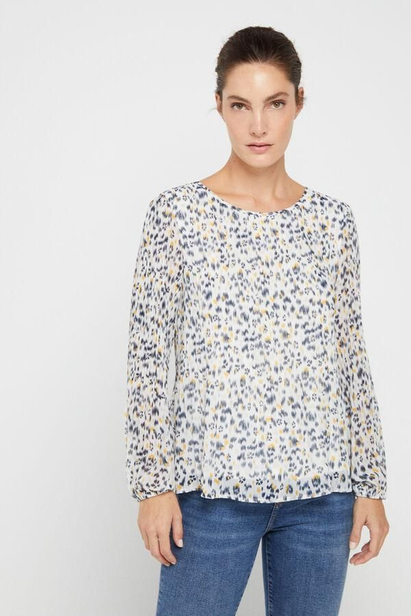 Camisa estampada con flores difusas de Cortefiel.