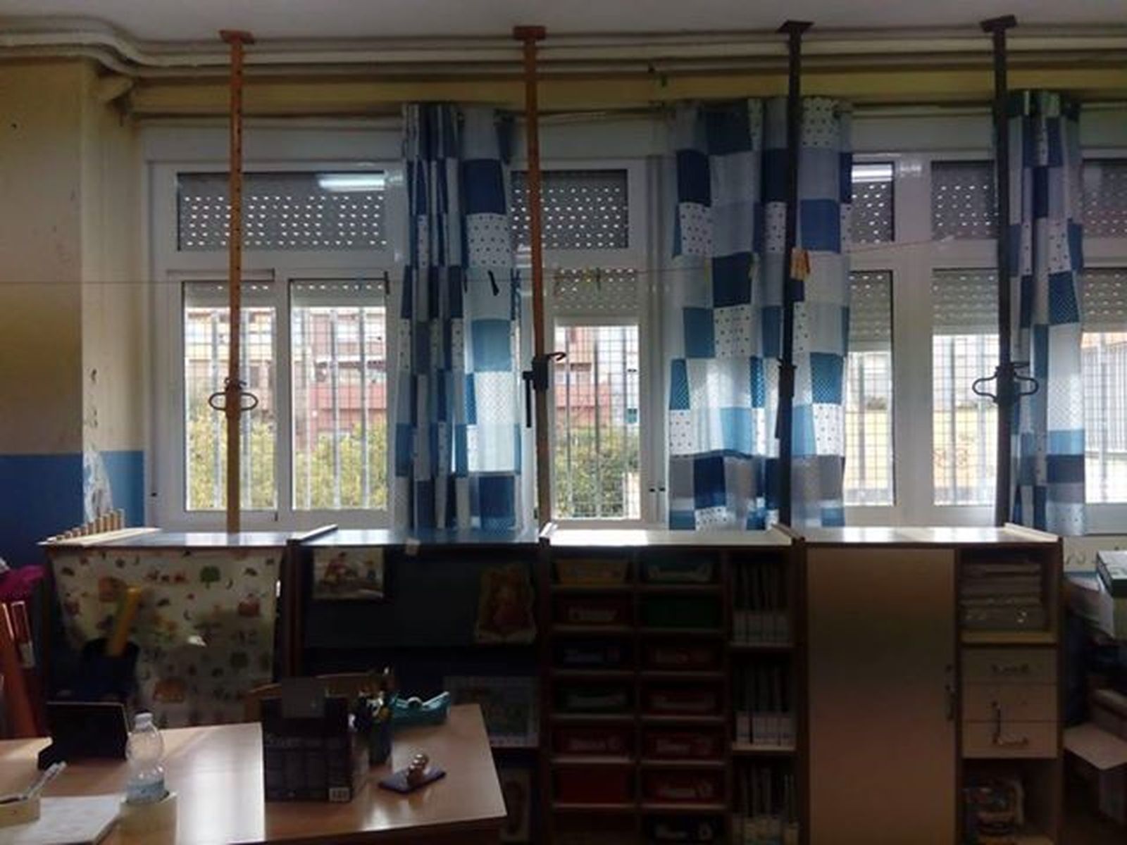 El ventanal apuntalado del colegio Puerta del Mar