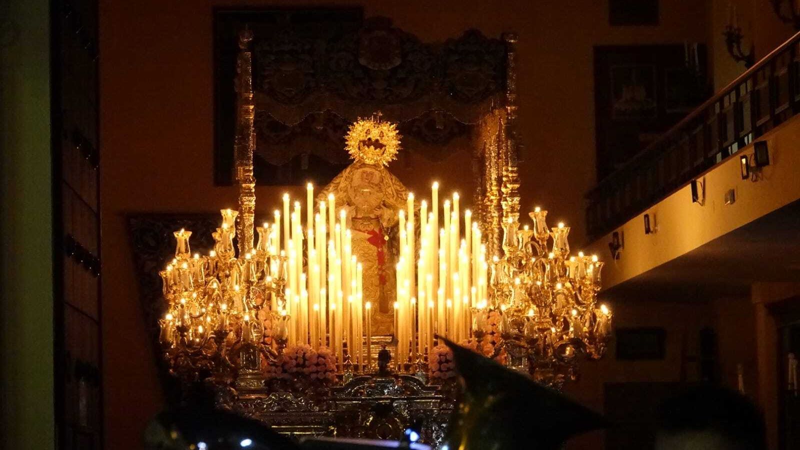 La Virgen de los Dolores Coronada en el interior de su casa hermandad