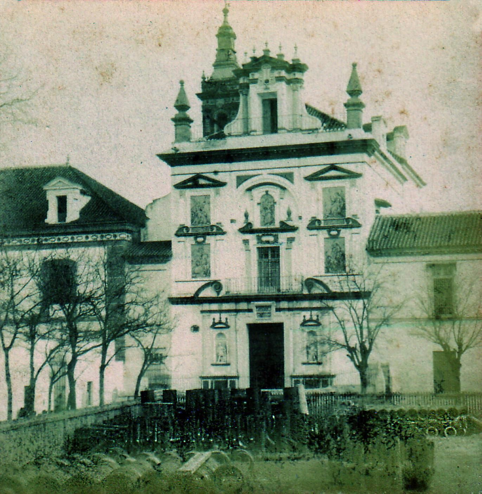 El material para la construcción de la conducciones almacenado delante de la iglesia del Hospital de la Caridad.