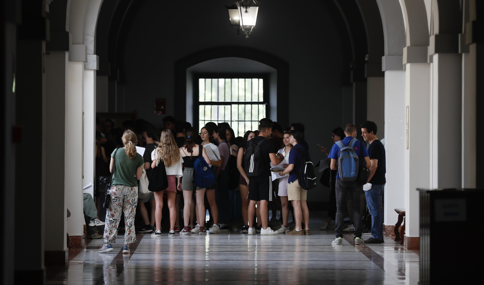 Alumnos esperando realizar las pruebas de acceso en una imagen de archivo.
