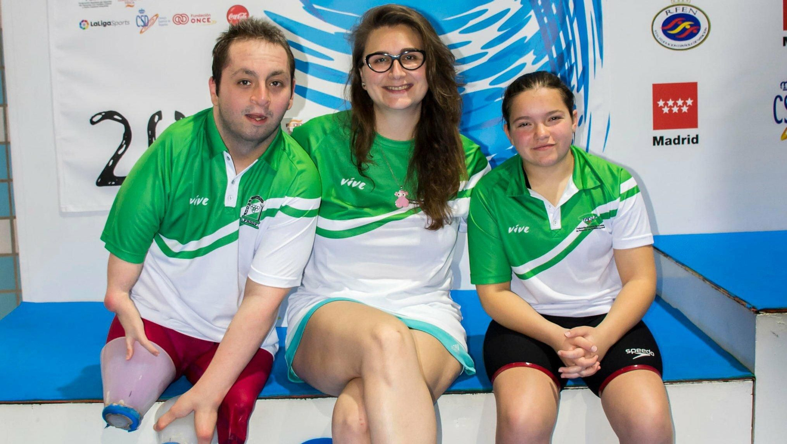 Alejandro Arévalo y Aitana Estrada posan con su entrenadora en Madrid.