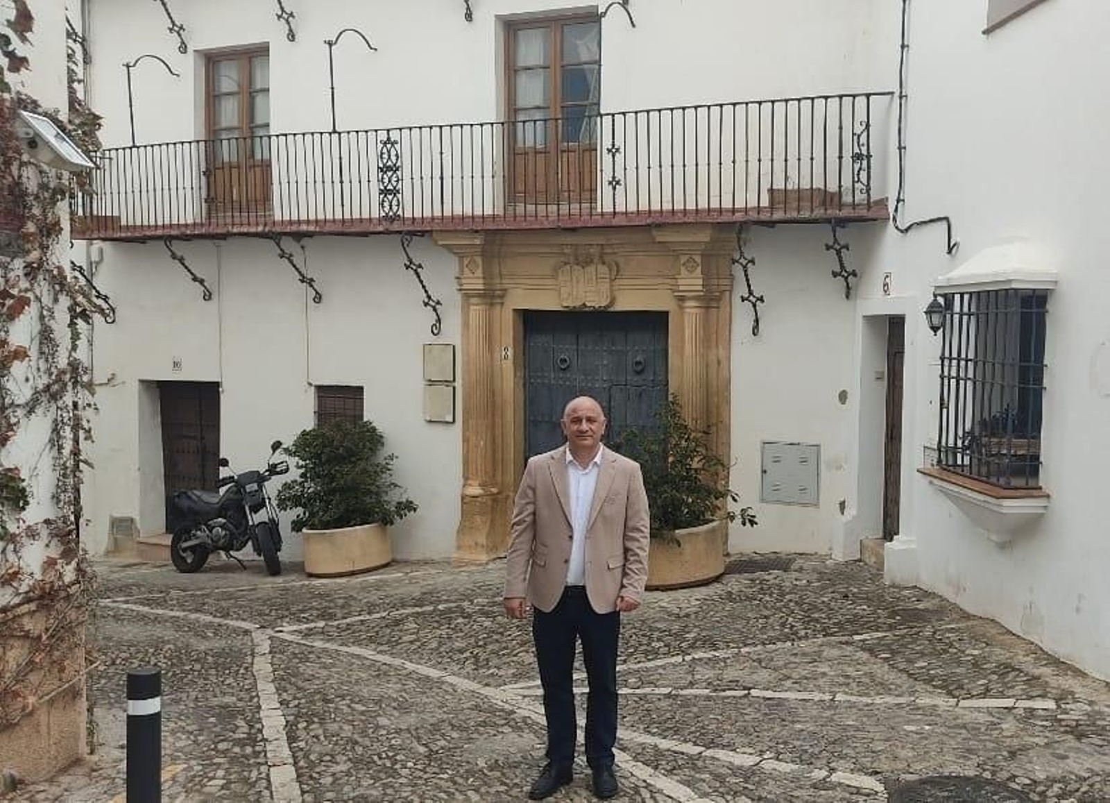 Francisco Cañestro a las puertas de la Casa del Jalifa