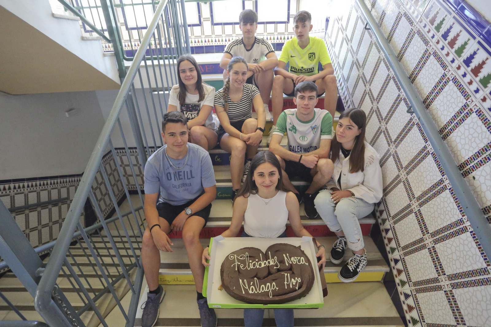 Nora y algunos de sus compañeros de su clase de 2º C de Bachillerato del instituto Valle del Azahar