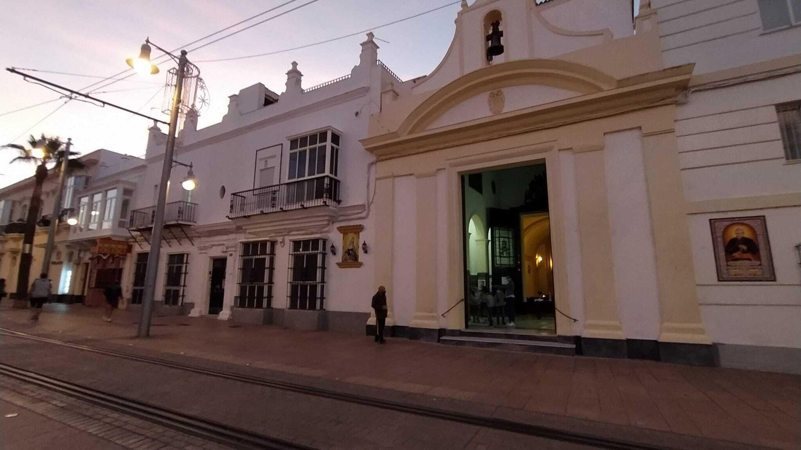 Parroquia de San Francisco, en San Fernando. A la derecha se puede observar un azulejo del Beato Spínola.