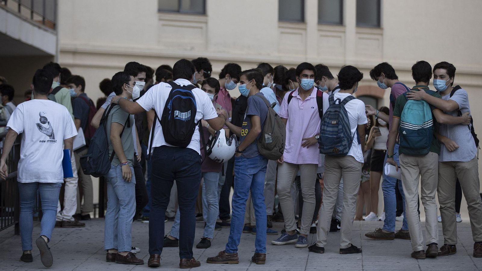 Los alumnos esperan a entrar en la sede de Ramón y Cajal de la US.