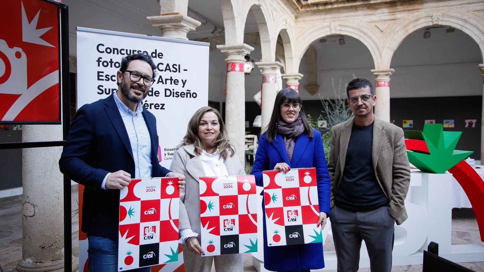 Los representantes de CASI y la Escuela de Artes posan con los calendarios.