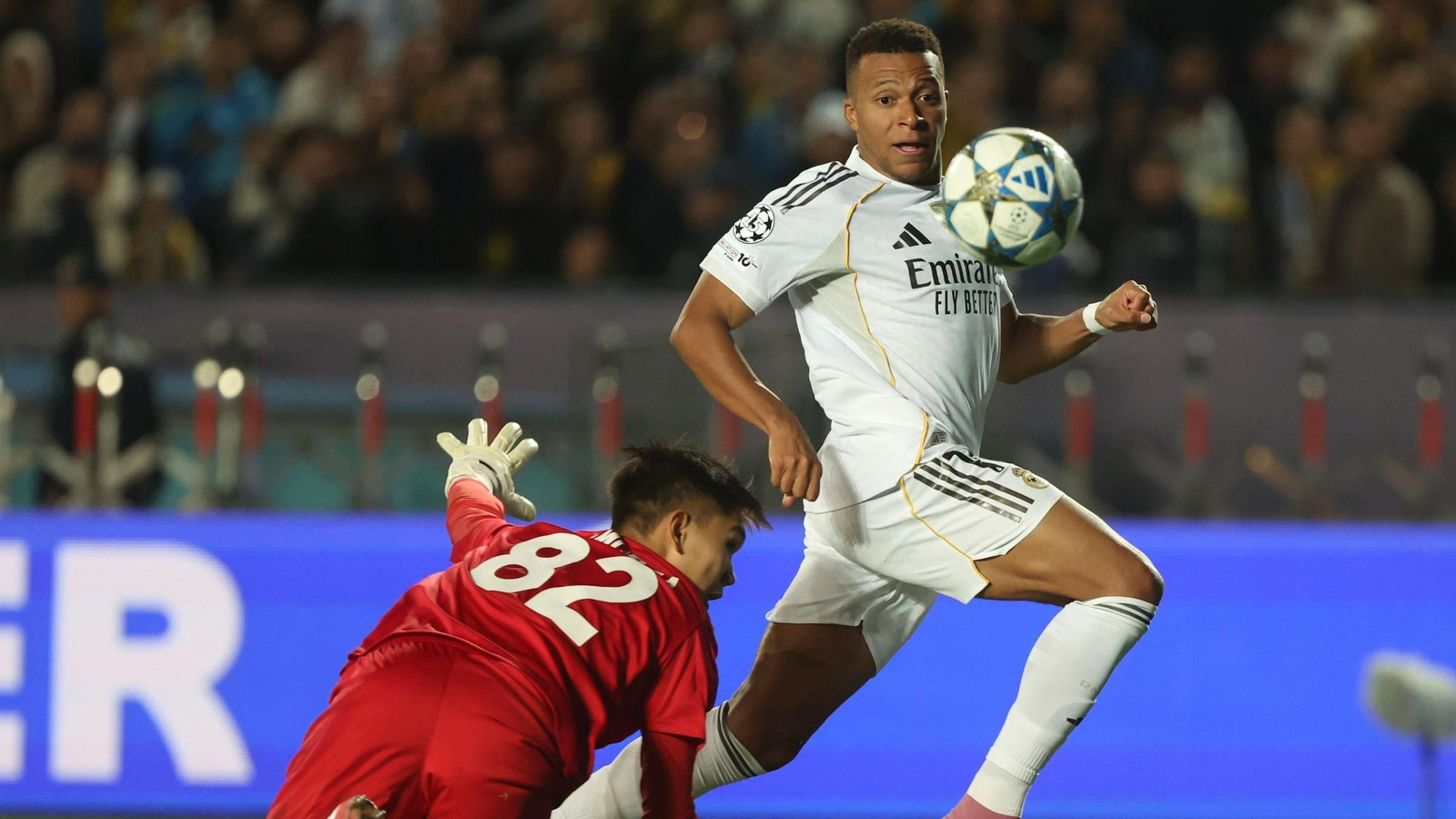 Mbappé supera al portero del Kairat Almaty.