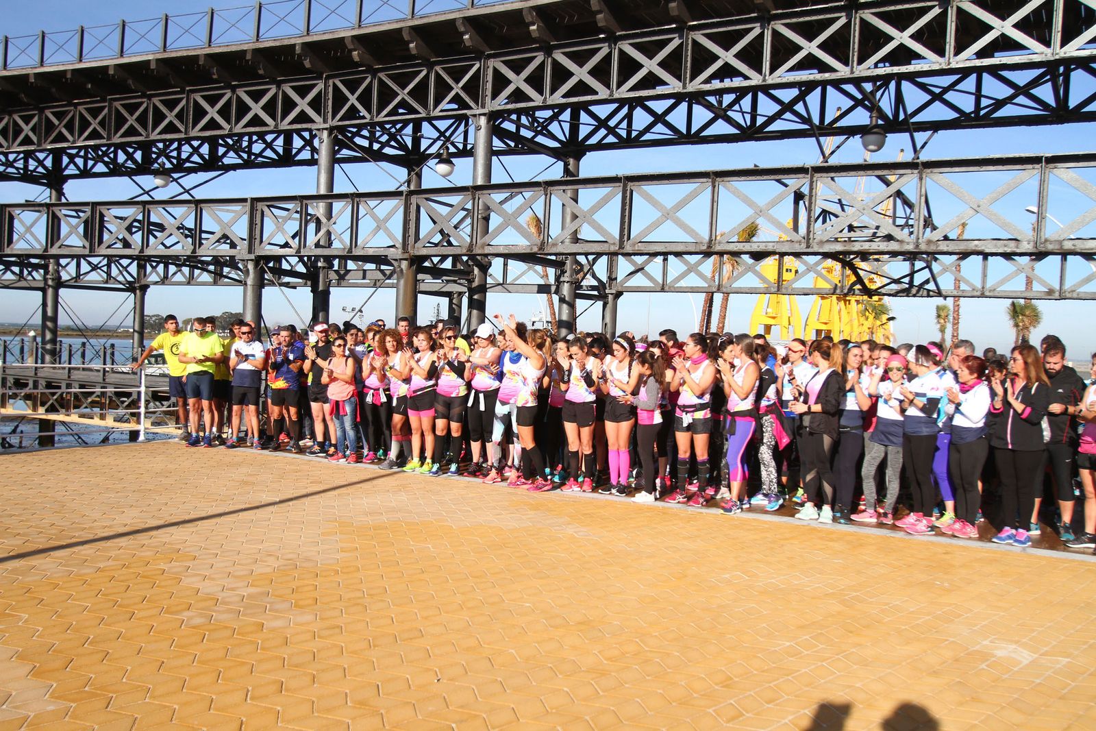 Cientos de personas rinden homenaje a Laura Luelmo en una carrera en Huelva.