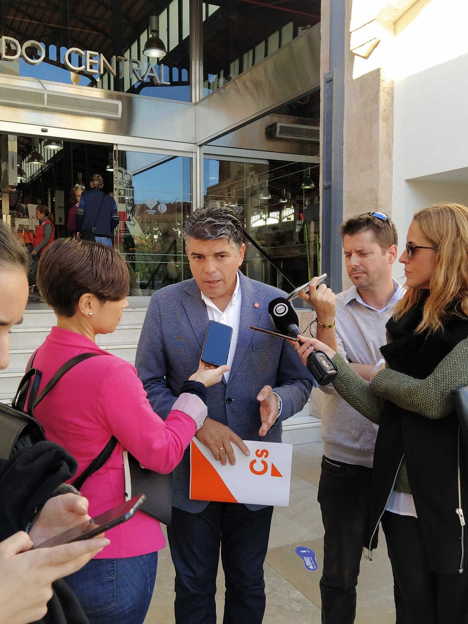 Miguel Cazorla, durante sus declaraciones a periodistas