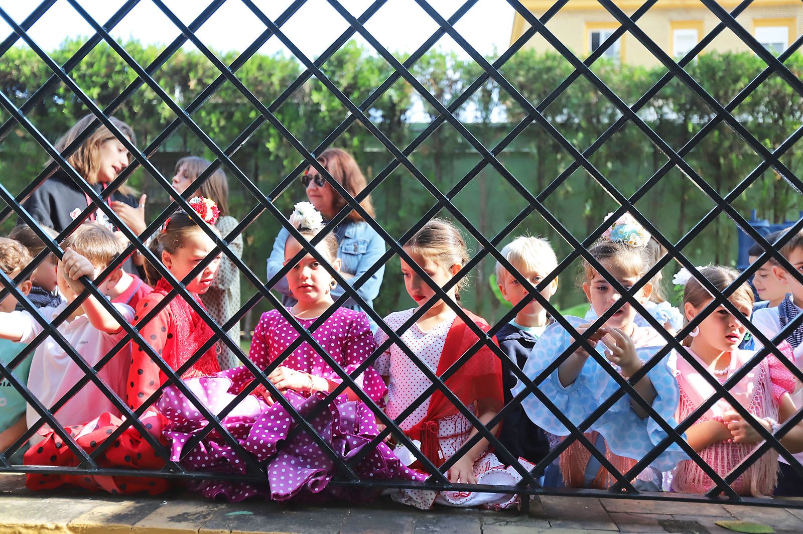 El Rocío 2023: Imágenes de la Hermandad de Emigrantes en su salida de Huelva