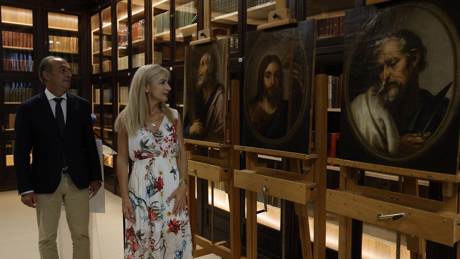 La consejera y el rector ante las tablas restauradas.