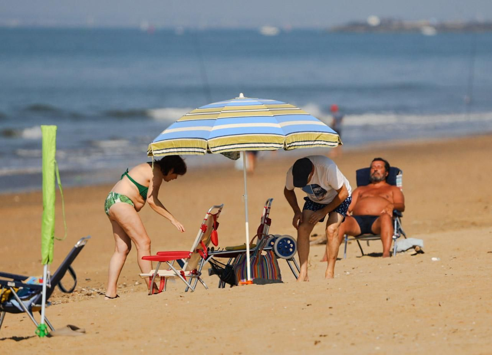 Imágenes de una tranquila mañana en la playa del Espigón de Huelva