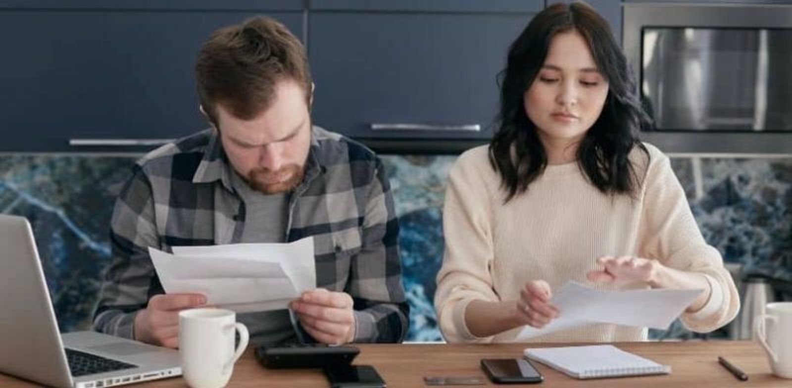 Dos jóvenes consultan para contratar un seguro