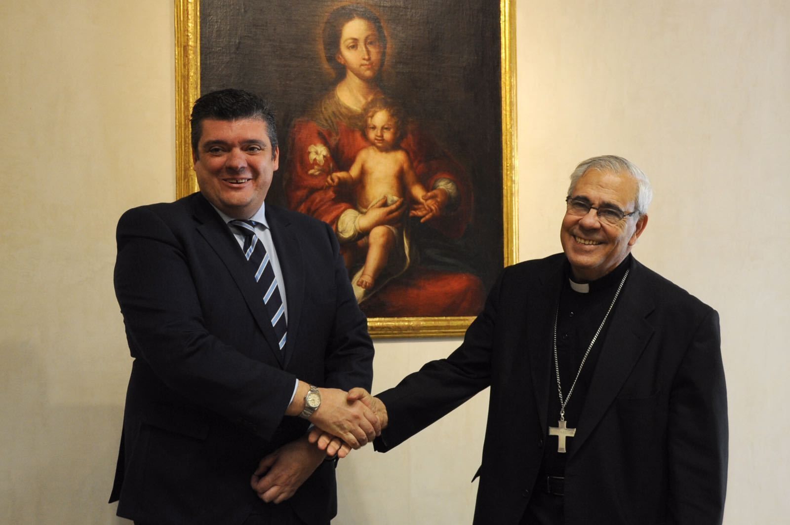 Salvador Curiel y Javier Martínez trasla firma del convenio.