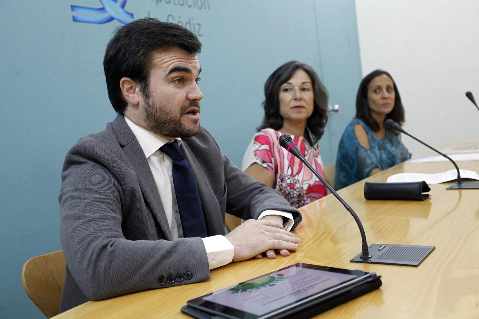 Manuel Barrera, Maribel Peinado e Irene Ares, ayer en Cádiz.